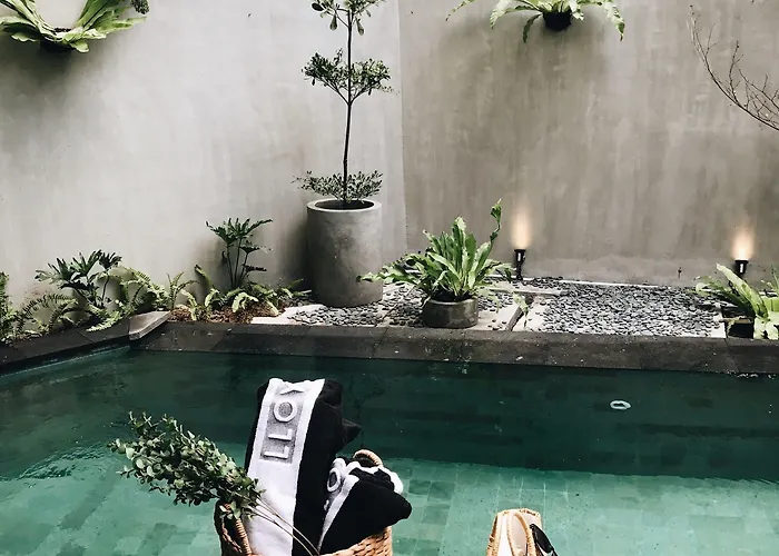Lloyd's Bali 4* スミニャック
