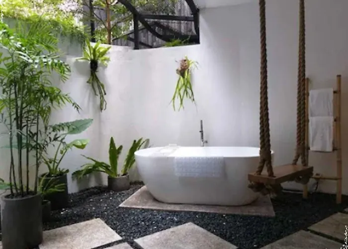 Lloyd's Bali 4* スミニャック