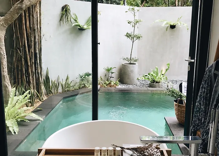 Lloyd's Bali Otel 4*