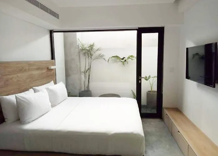 Lloyd's Bali 4* スミニャック